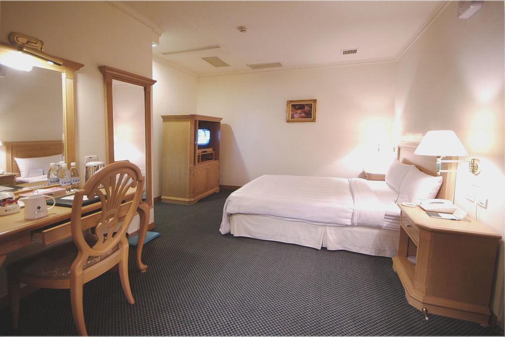 Cambridge Hotel - Yung Kang Yongkang Extérieur photo