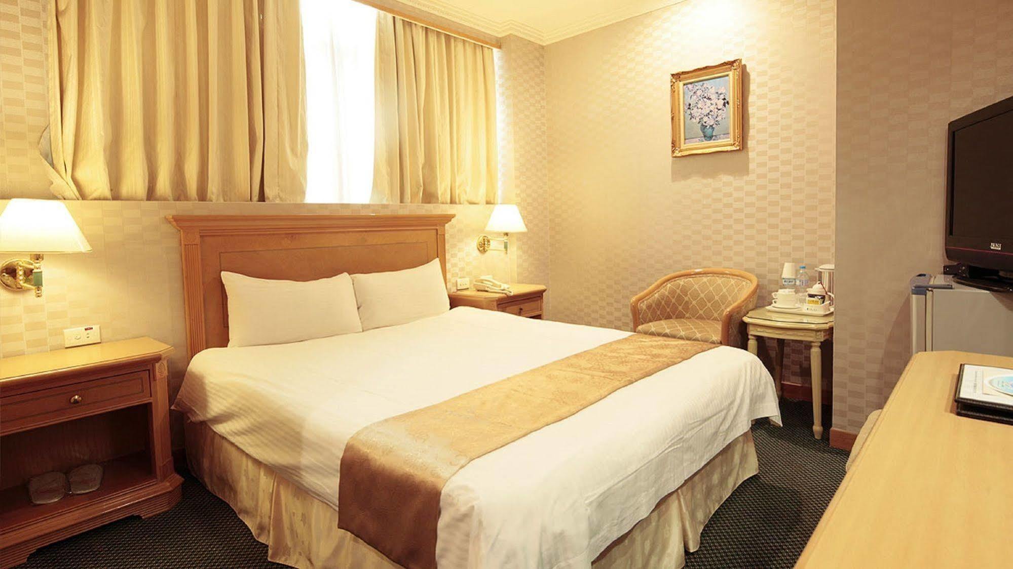 Cambridge Hotel - Yung Kang Yongkang Extérieur photo